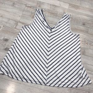 ❤️ 4/$20 Gap EUC white with denim blue diagonal stripes. Small
